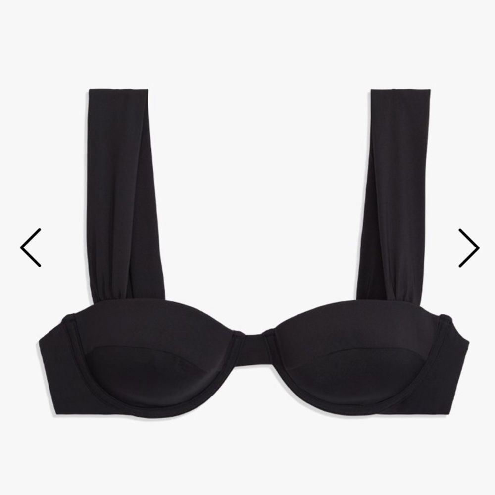 NWT WeWoreWhat Black claudia Bikini Top in Large